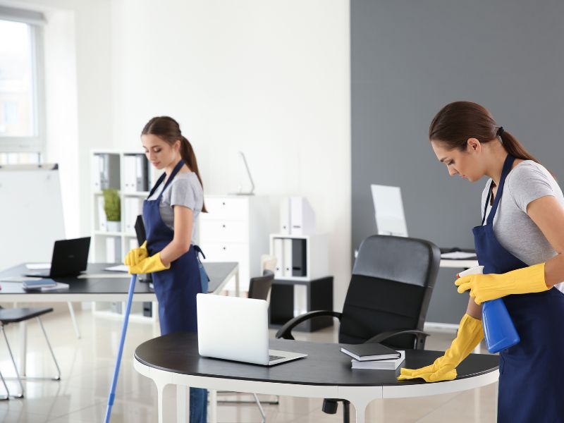 How to keep an office clean between professional visits?